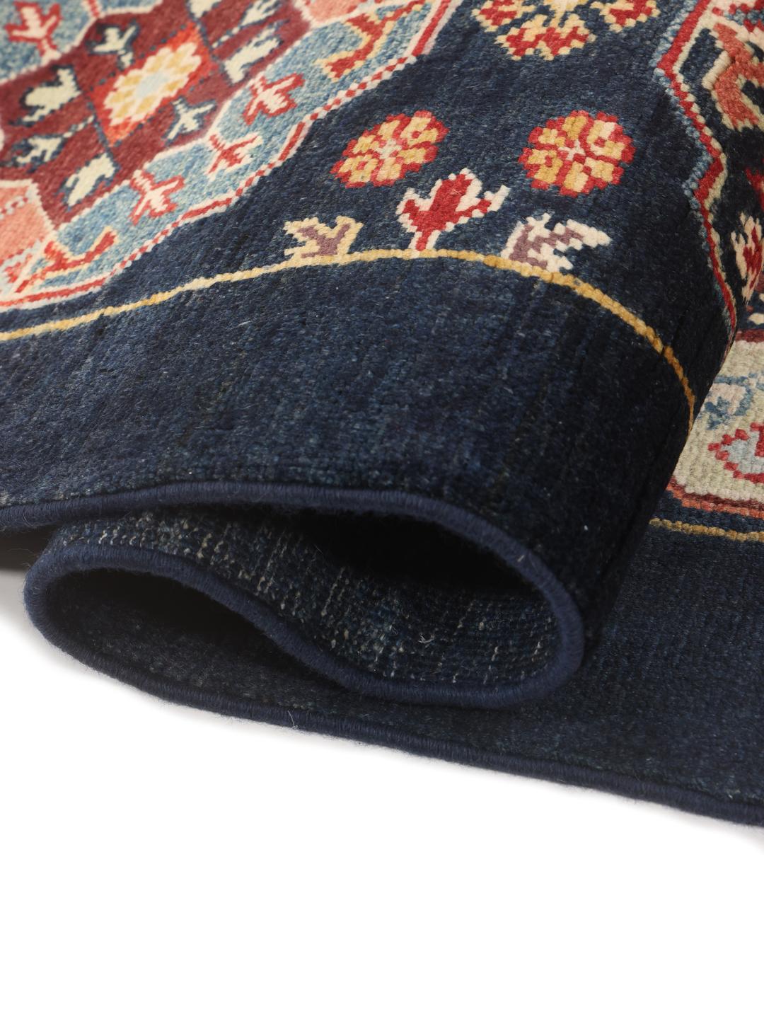 Handgeknüpfter afghanischer Kazak-Teppich mit geometrischen Motiven in Dunkelblau und Mehrfarbig