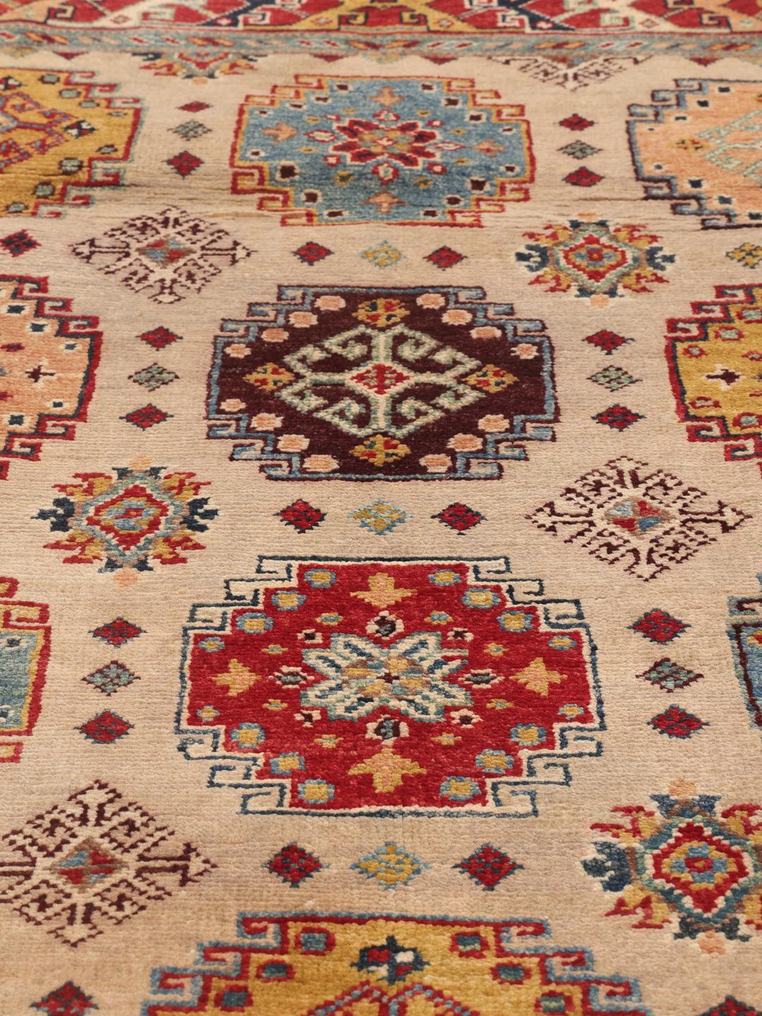 Handgeknüpfter Kazak-Teppich aus Afghanistan mit lebendigen geometrischen Motiven in Mehrfarbig