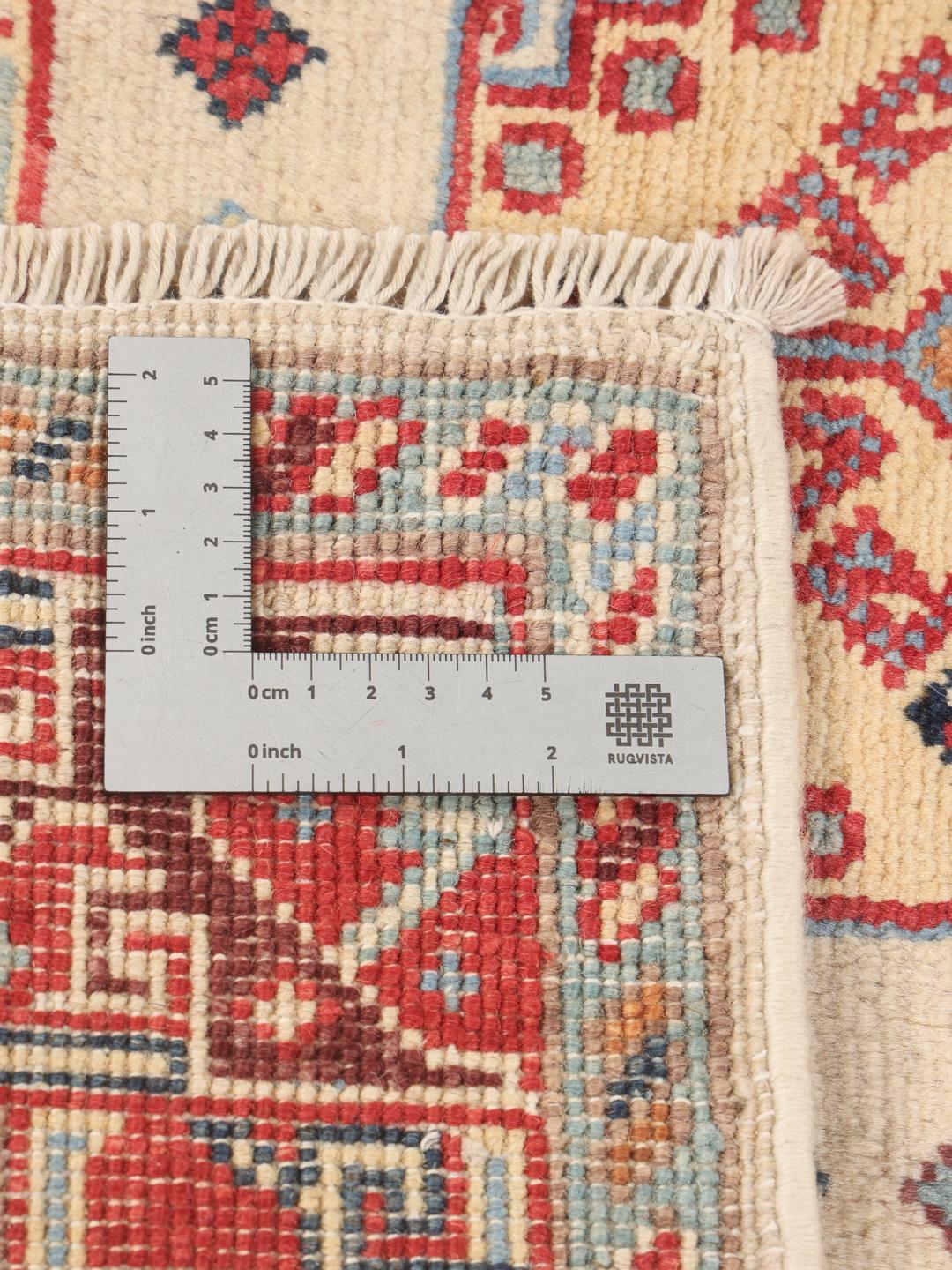 Handgeknoopt Kazak-tapijt uit Afghanistan met levendige geometrische patronen in veelkleurige wol.