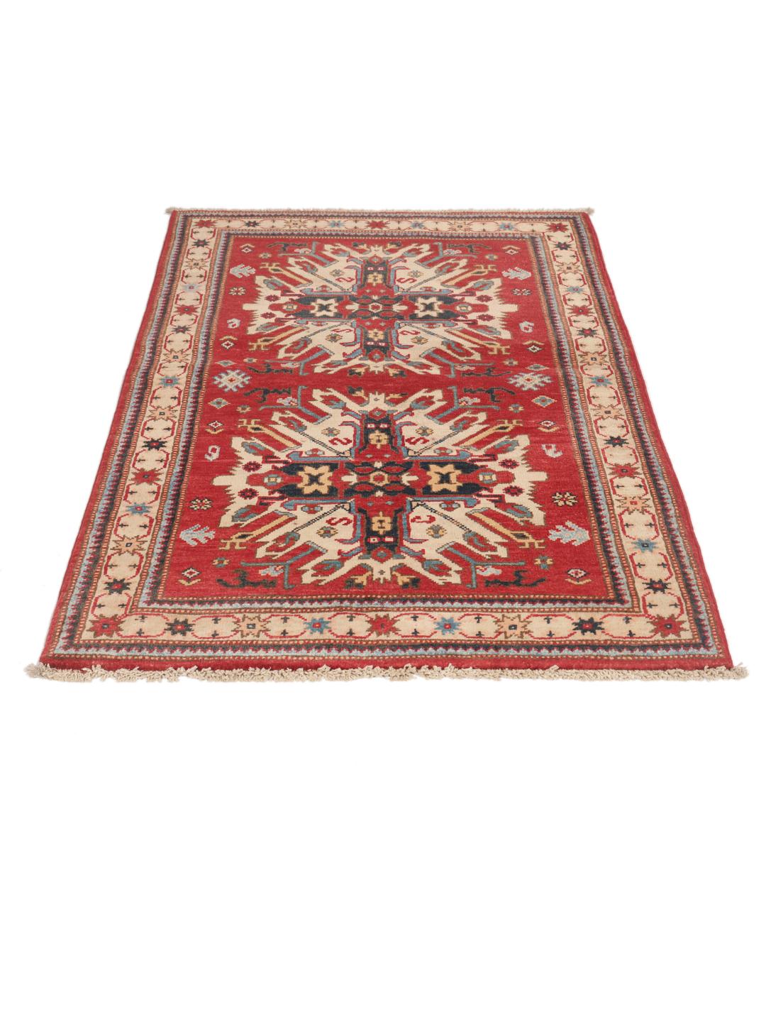 Een handgeknoopt Afghaans Kazak tapijt met gedurfde geometrische rode, blauwe en crèmekleurige motieven.