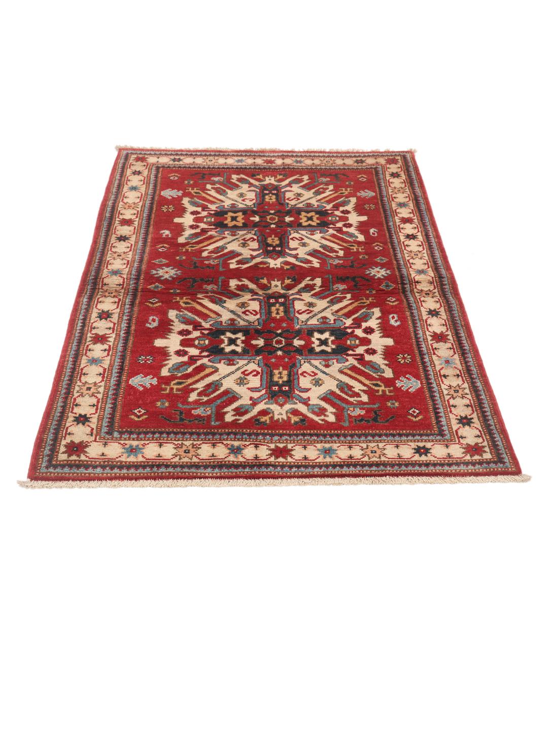 Een handgeknoopt Afghaans Kazak tapijt met gedurfde geometrische rode, blauwe en crèmekleurige motieven.