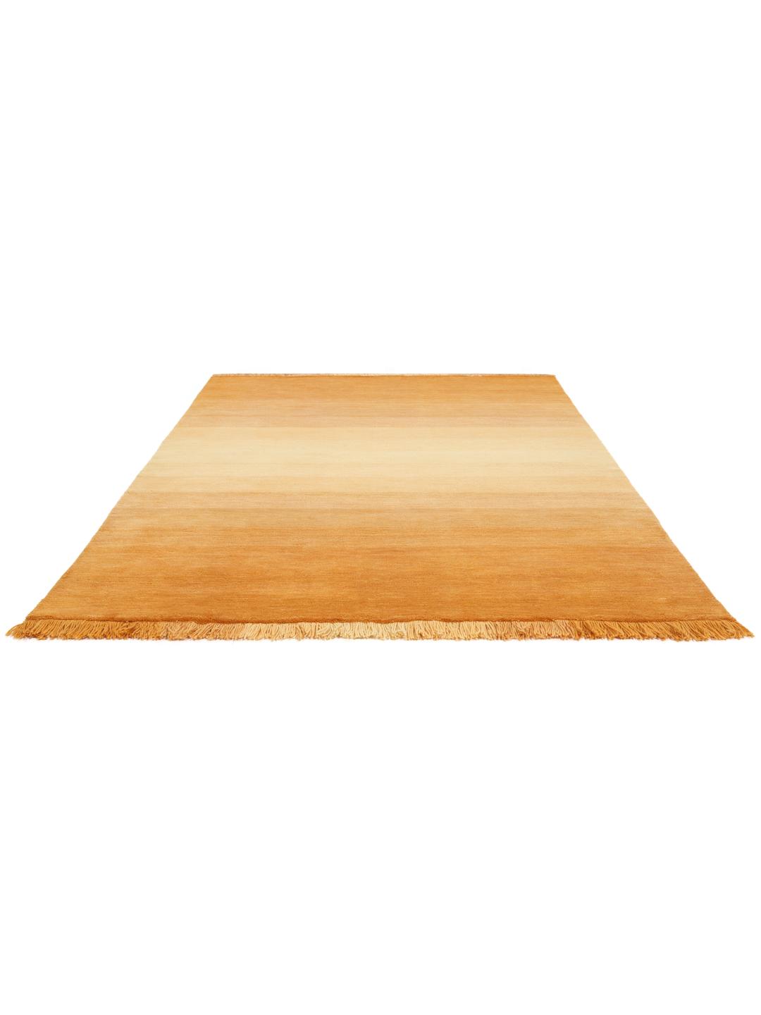 Een rechthoekig handgeweven vloerkleed in verschillende tinten oranje.