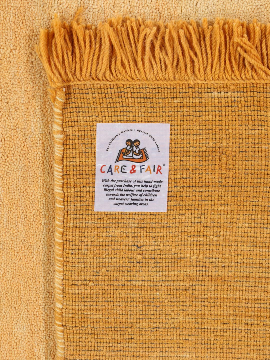Een rechthoekig handgeweven vloerkleed in verschillende tinten oranje.