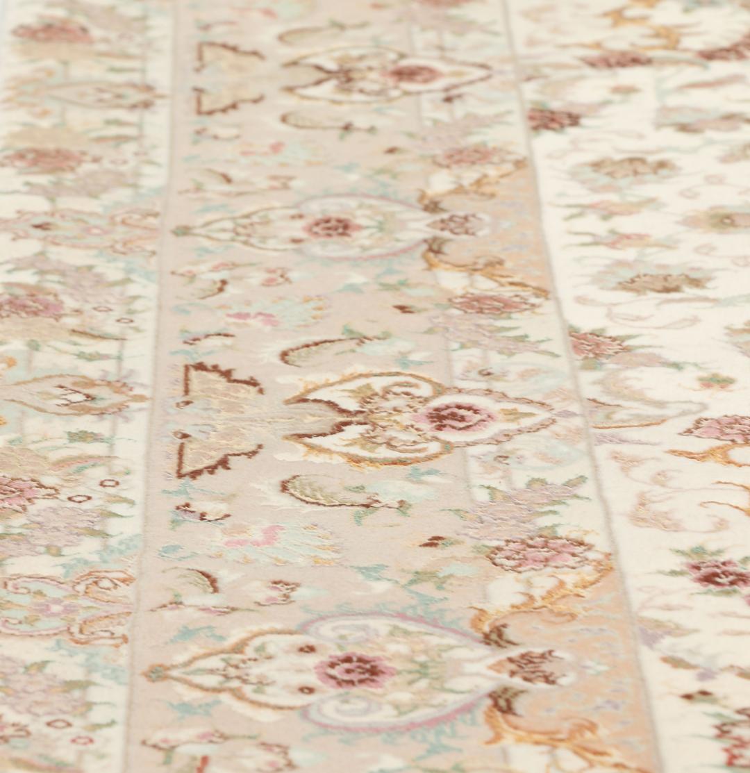 Handgeknoopt Tabriz tapijt uit het Midden-Oosten met een gedetailleerd beige en bloemig patroon