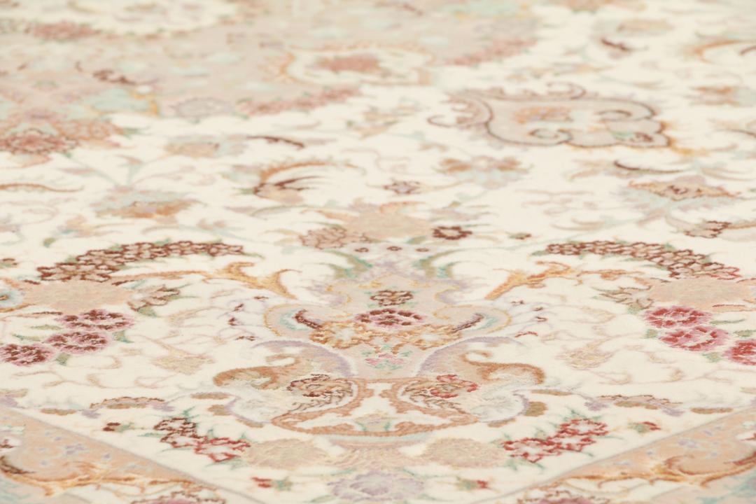 Handgeknoopt Tabriz tapijt uit het Midden-Oosten met een gedetailleerd beige en bloemig patroon