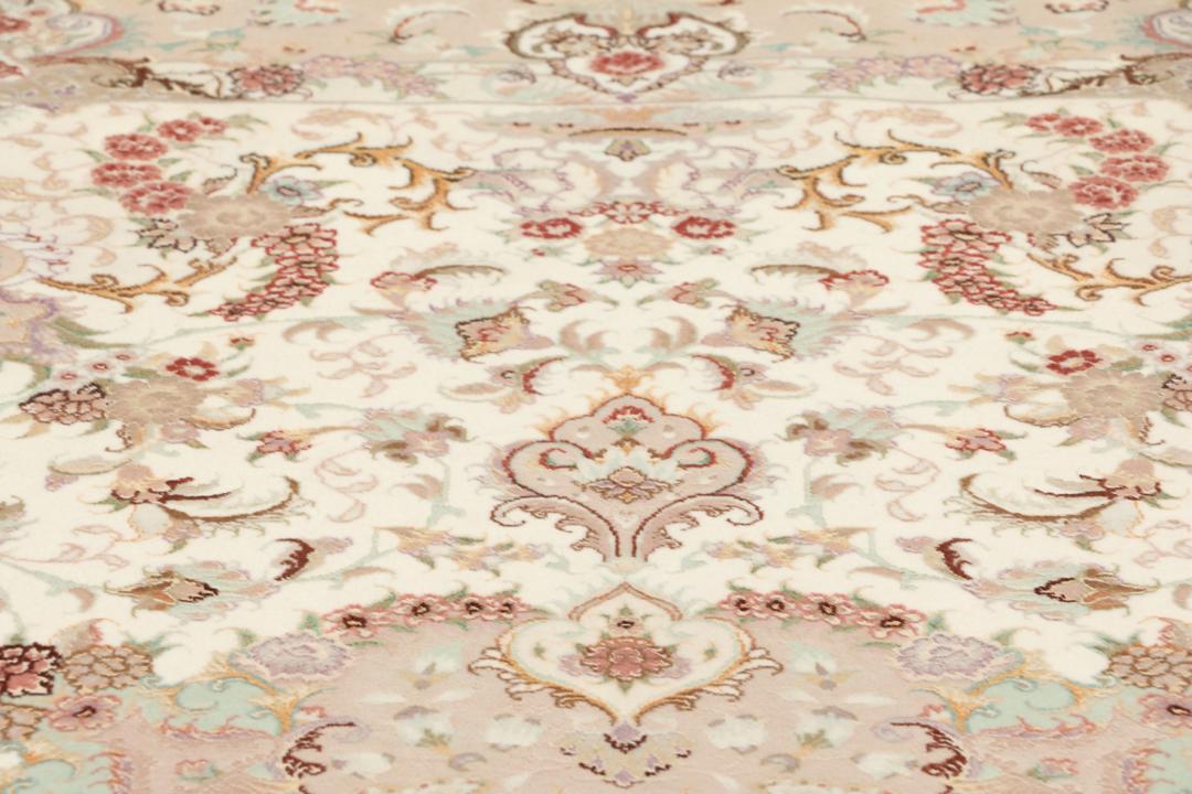 Handgeknoopt Tabriz tapijt uit het Midden-Oosten met een gedetailleerd beige en bloemig patroon