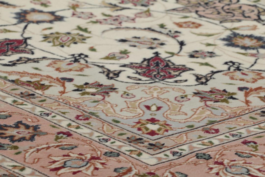 Håndknyttet Tabriz tæppe med blomstermedaljon i creme og rosa