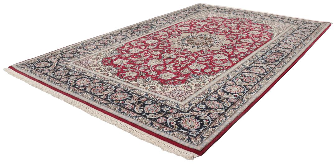 Handgeknoopt Isfahan-tapijt met een rood veld en verfijnd bloemmedaillon