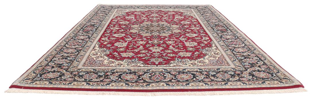 Handgeknoopt Isfahan-tapijt met een rood veld en verfijnd bloemmedaillon