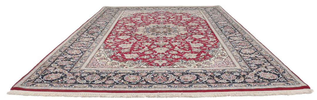 Handgeknoopt Isfahan-tapijt met een rood veld en verfijnd bloemmedaillon