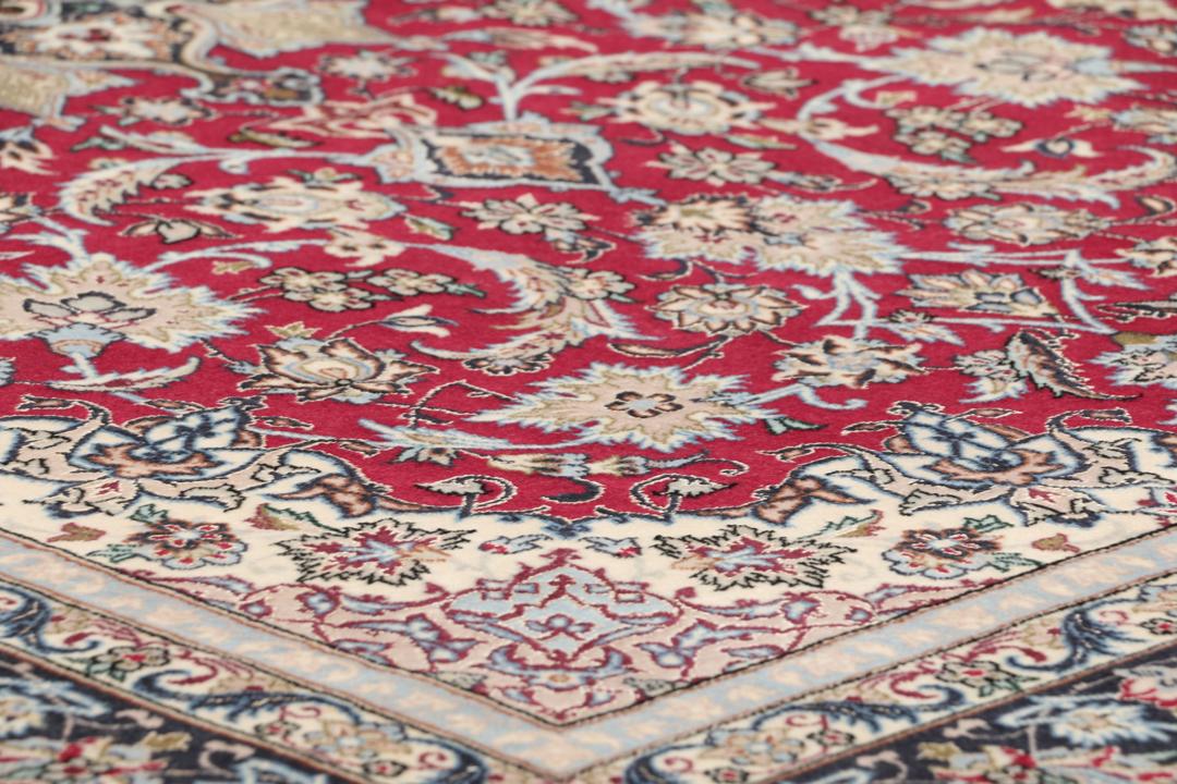 Handgeknoopt Isfahan-tapijt met een rood veld en verfijnd bloemmedaillon