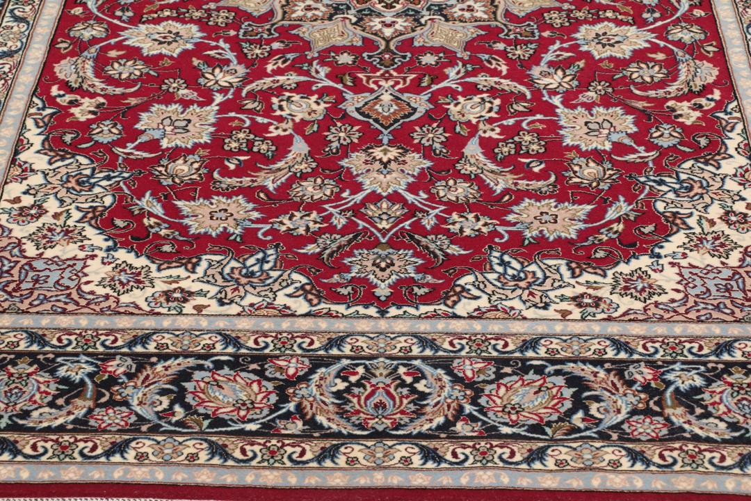 Handgeknoopt Isfahan-tapijt met een rood veld en verfijnd bloemmedaillon
