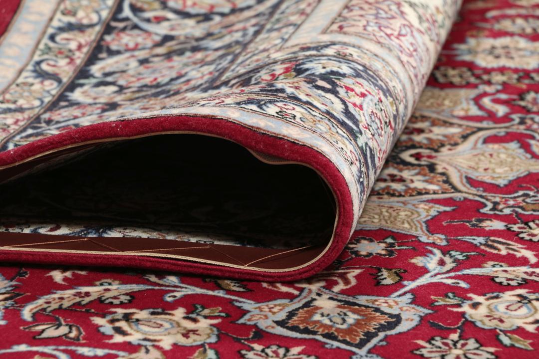 Handgeknoopt Isfahan-tapijt met een rood veld en verfijnd bloemmedaillon