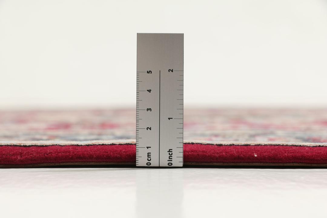 Handgeknoopt Isfahan-tapijt met een rood veld en verfijnd bloemmedaillon