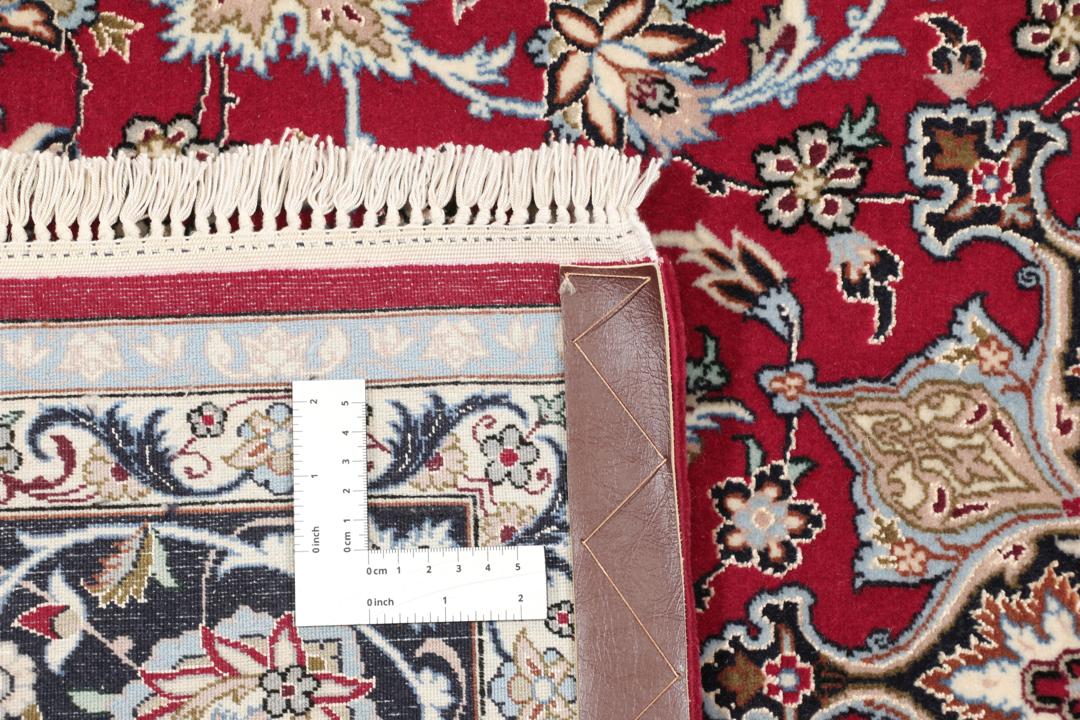 Handgeknoopt Isfahan-tapijt met een rood veld en verfijnd bloemmedaillon
