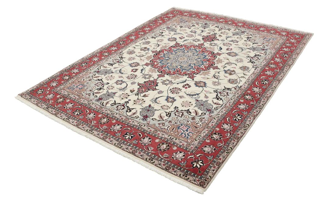 Un tapis Tabriz noué à la main provenant du Moyen-Orient avec un médaillon floral rouge sur fond crème.