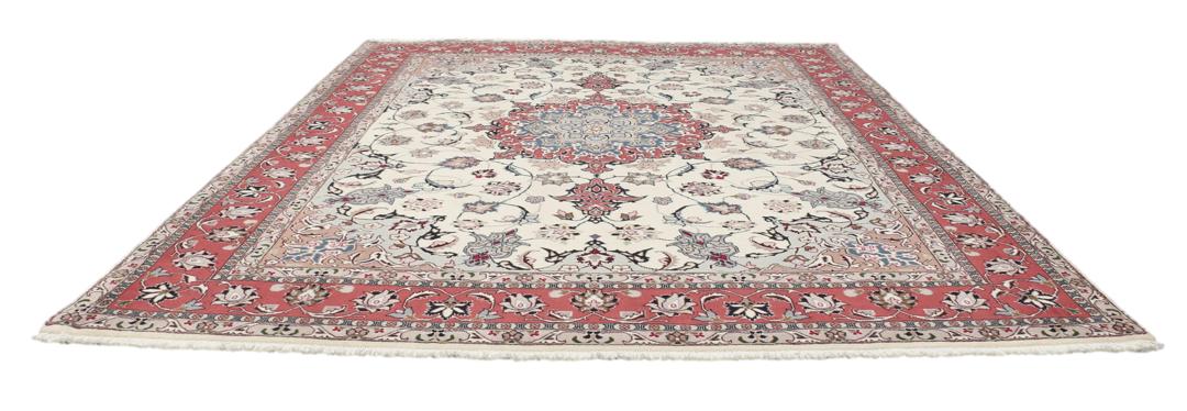 Un tapis Tabriz noué à la main provenant du Moyen-Orient avec un médaillon floral rouge sur fond crème.