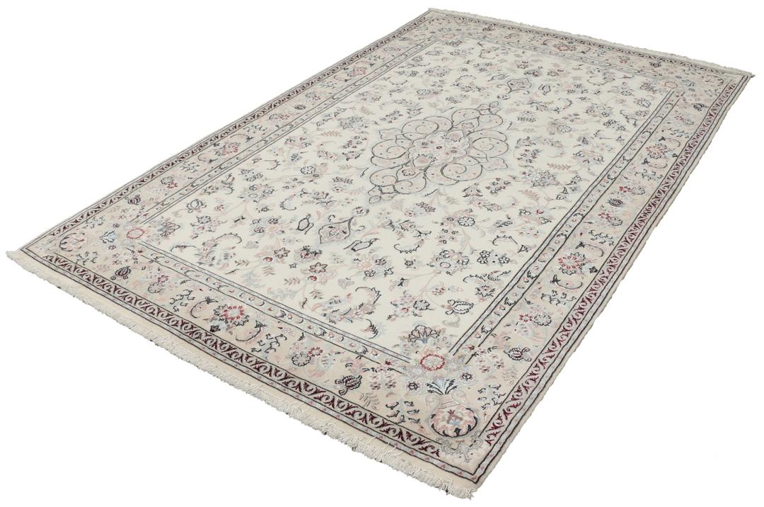 Et rektangulært håndknyttet Ilam Sherkat Farsh-tæppe med indviklede blomstermotiver i beige og bløde farver.