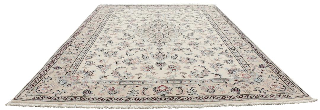 Et rektangulært håndknyttet Ilam Sherkat Farsh-tæppe med indviklede blomstermotiver i beige og bløde farver.