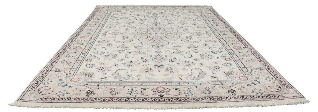 Et rektangulært håndknyttet Ilam Sherkat Farsh-tæppe med indviklede blomstermotiver i beige og bløde farver.