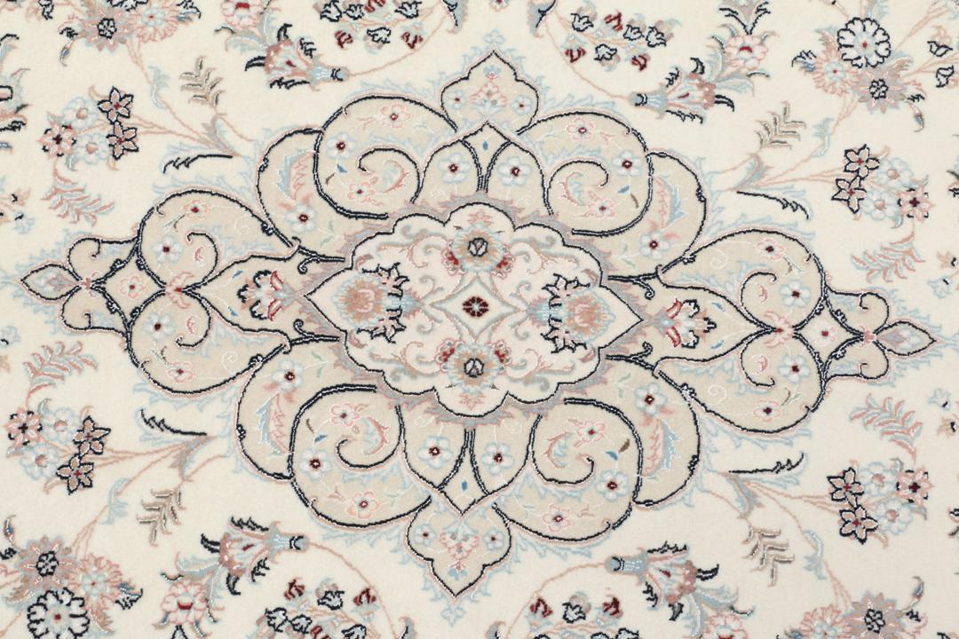 Et rektangulært håndknyttet Ilam Sherkat Farsh-tæppe med indviklede blomstermotiver i beige og bløde farver.