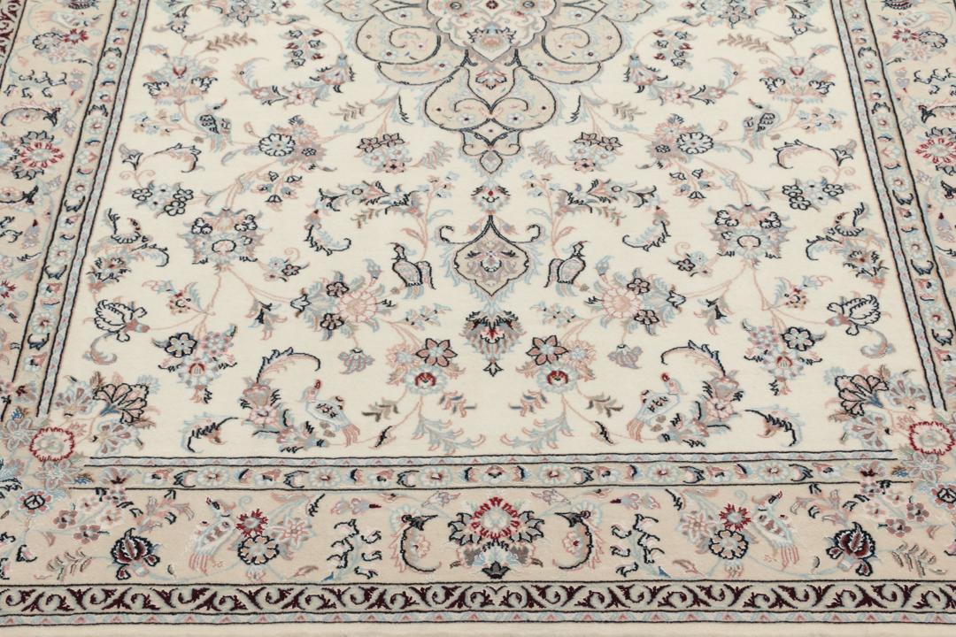 Et rektangulært håndknyttet Ilam Sherkat Farsh-tæppe med indviklede blomstermotiver i beige og bløde farver.