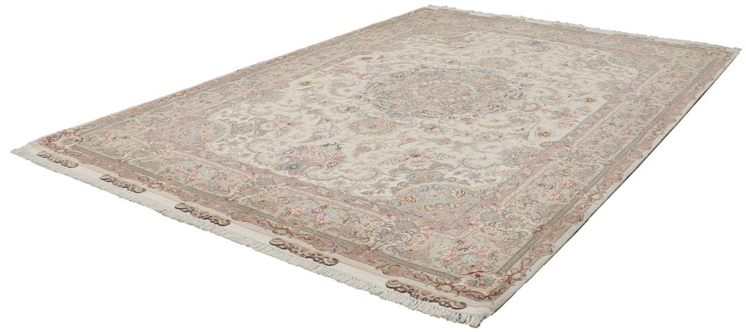 Een uniek handgeknoopt Tabriz tapijt uit het Midden-Oosten in beige tinten.