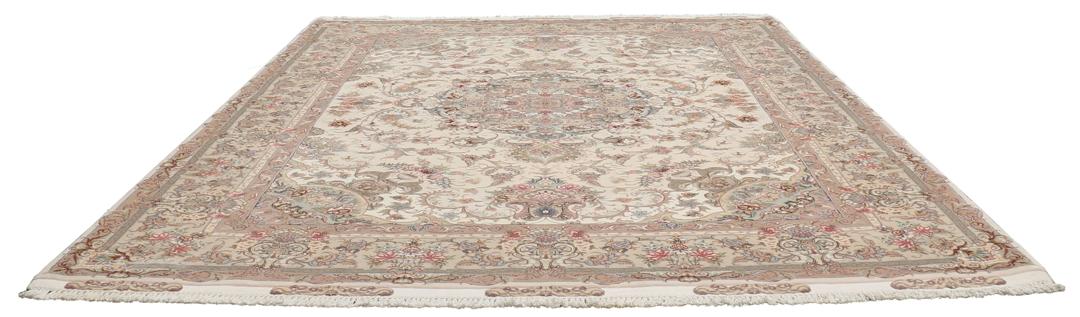 Een uniek handgeknoopt Tabriz tapijt uit het Midden-Oosten in beige tinten.