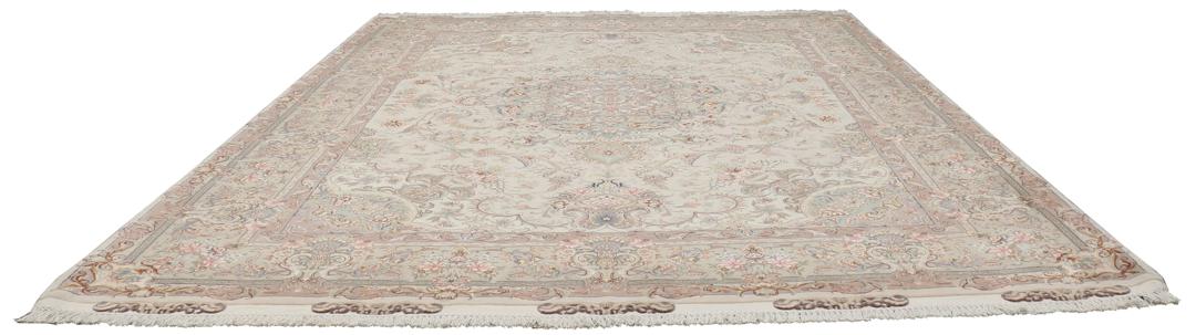 Een uniek handgeknoopt Tabriz tapijt uit het Midden-Oosten in beige tinten.