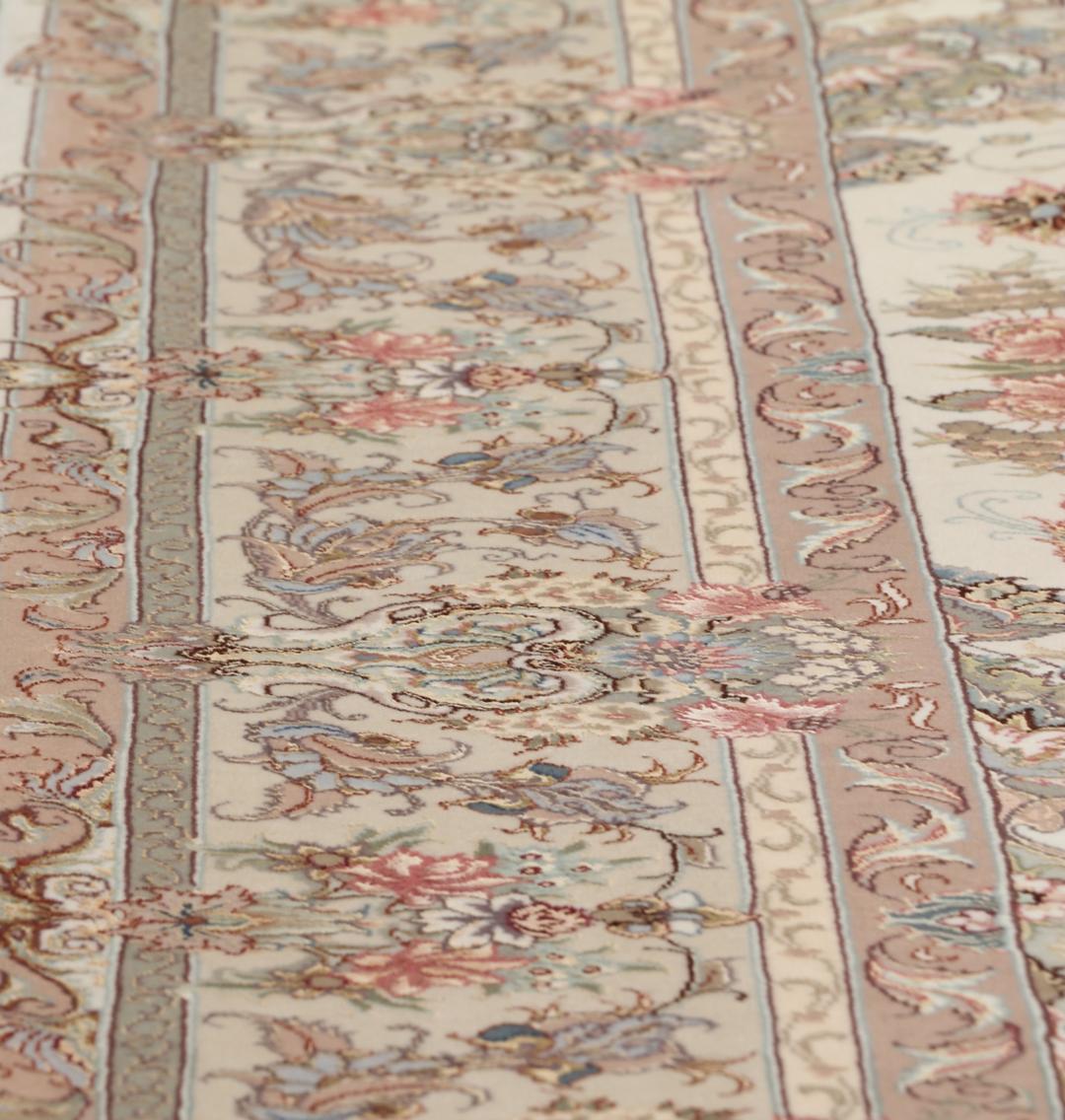 Een uniek handgeknoopt Tabriz tapijt uit het Midden-Oosten in beige tinten.
