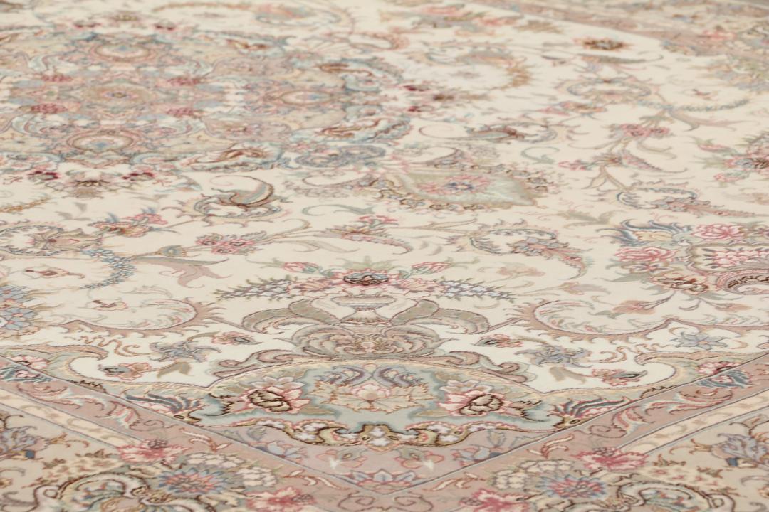 Een uniek handgeknoopt Tabriz tapijt uit het Midden-Oosten in beige tinten.