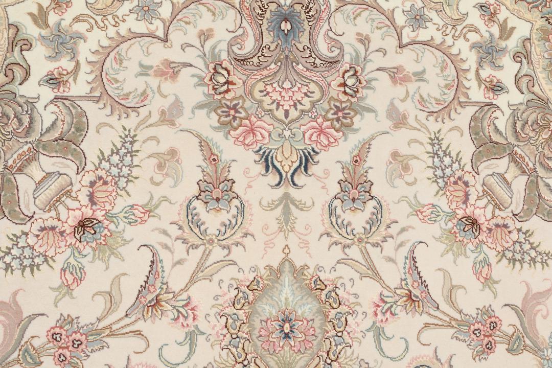 Een uniek handgeknoopt Tabriz tapijt uit het Midden-Oosten in beige tinten.