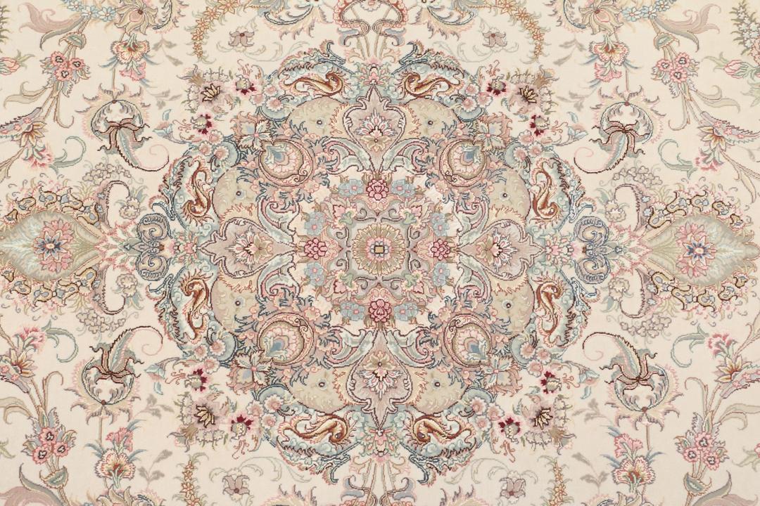 Een uniek handgeknoopt Tabriz tapijt uit het Midden-Oosten in beige tinten.