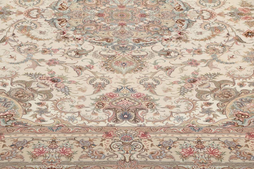 Een uniek handgeknoopt Tabriz tapijt uit het Midden-Oosten in beige tinten.