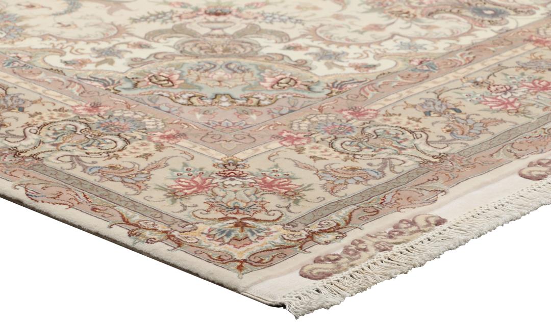 Een uniek handgeknoopt Tabriz tapijt uit het Midden-Oosten in beige tinten.