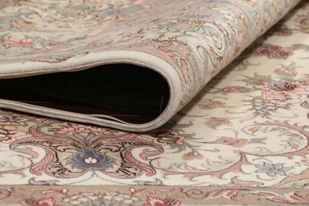 Een uniek handgeknoopt Tabriz tapijt uit het Midden-Oosten in beige tinten.