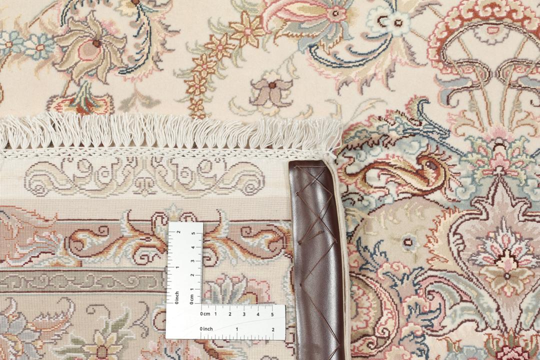Een uniek handgeknoopt Tabriz tapijt uit het Midden-Oosten in beige tinten.
