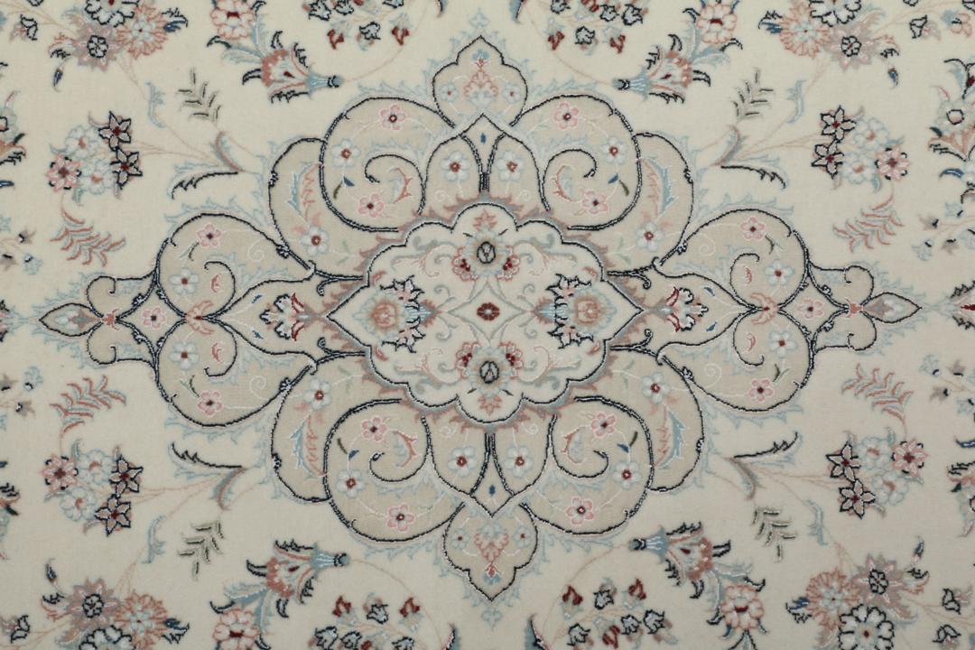 Et håndknyttet Ilam Sherkat Farsh-tæppe fra Mellemøsten i beige med blomstermønstre.