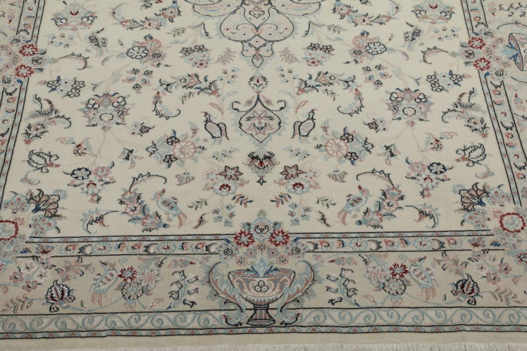 Et håndknyttet Ilam Sherkat Farsh-tæppe fra Mellemøsten i beige med blomstermønstre.