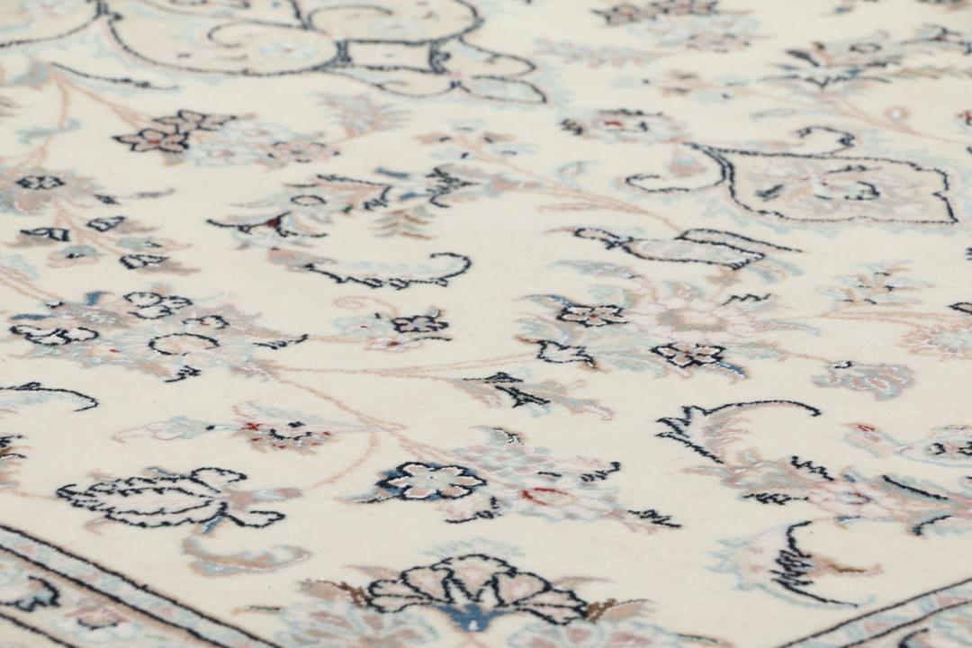 Håndknyttet Ilam Sherkat Farsh-tæppe med blomstermønstre i beige og subtile blå toner