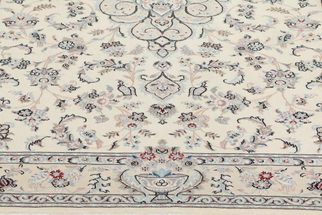 Håndknyttet Ilam Sherkat Farsh-tæppe med blomstermønstre i beige og subtile blå toner