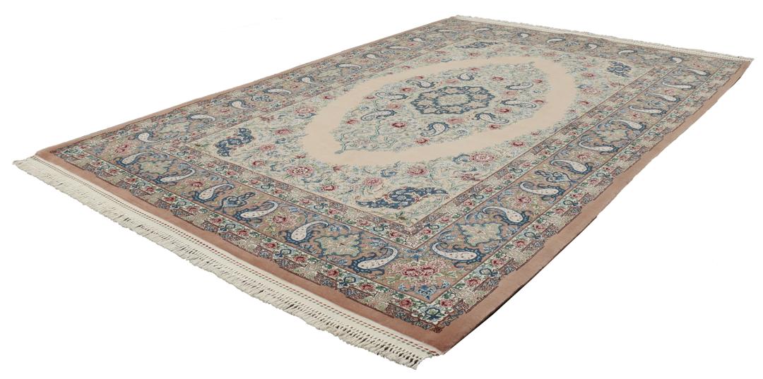 Et håndknyttet Isfahan-tæppe fra Mellemøsten i beige, blå og røde toner.