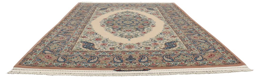 Et håndknyttet Isfahan-tæppe fra Mellemøsten i beige, blå og røde toner.