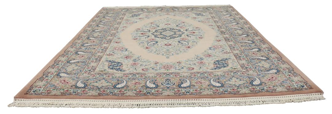 Et håndknyttet Isfahan-tæppe fra Mellemøsten i beige, blå og røde toner.