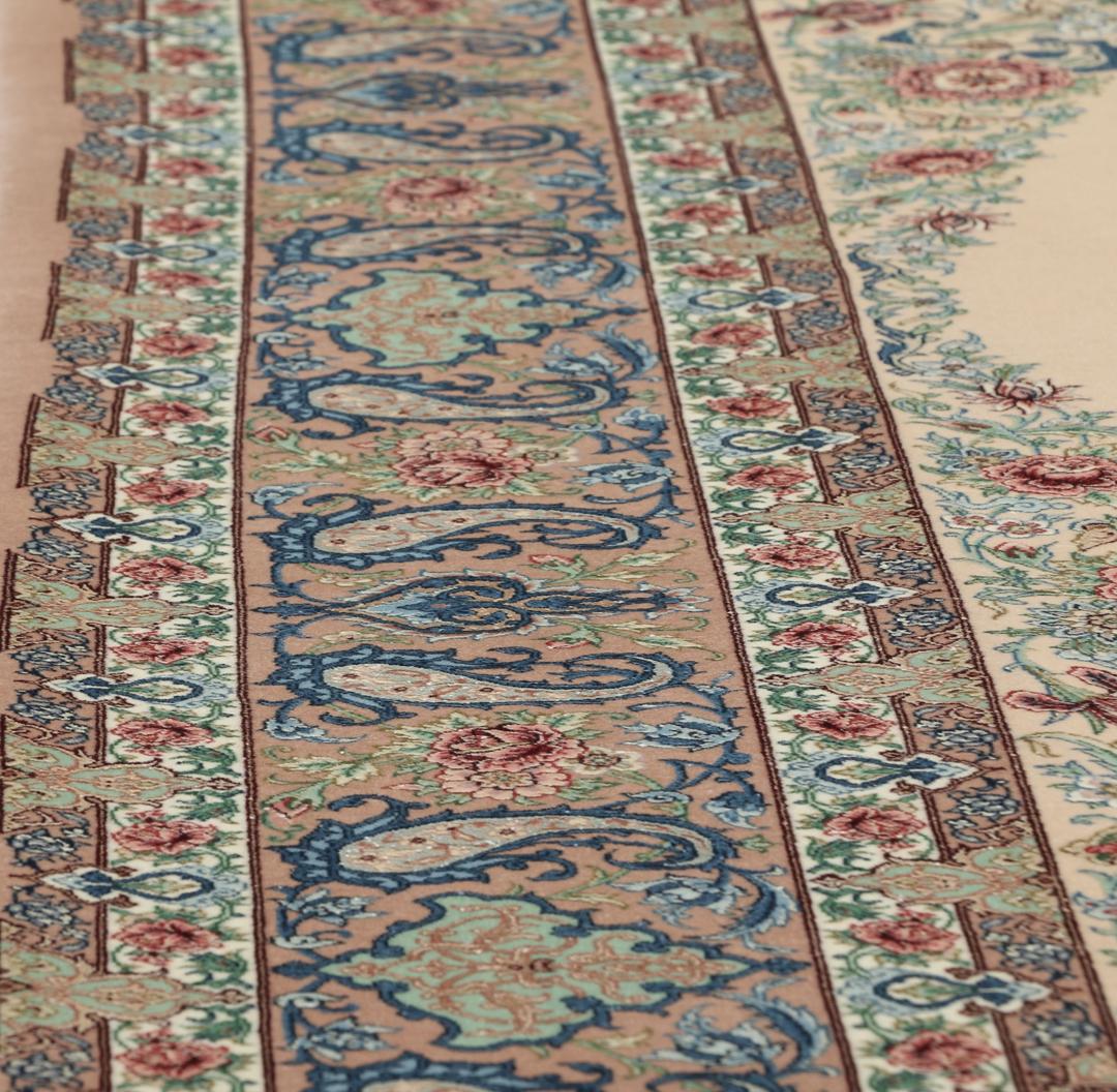 Et håndknyttet Isfahan-tæppe fra Mellemøsten i beige, blå og røde toner.