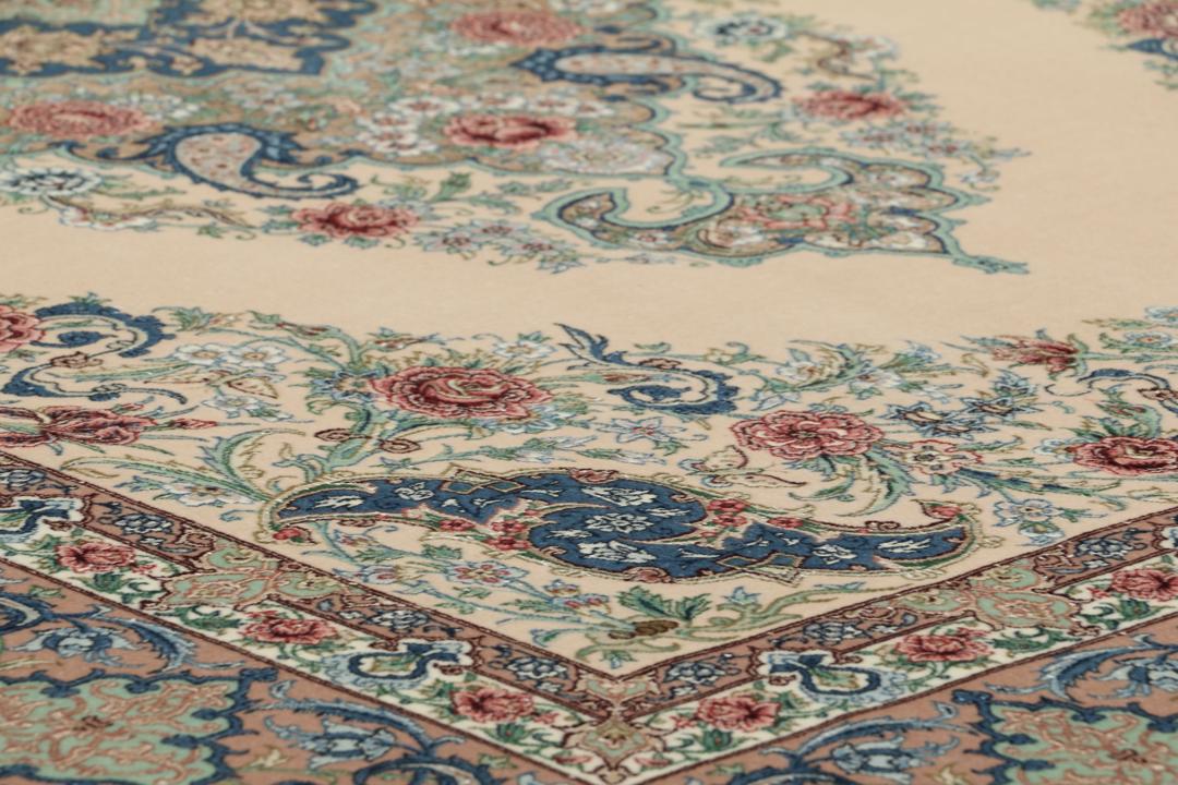 Et håndknyttet Isfahan-tæppe fra Mellemøsten i beige, blå og røde toner.