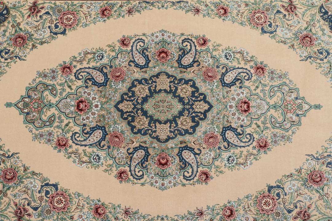 Et håndknyttet Isfahan-tæppe fra Mellemøsten i beige, blå og røde toner.