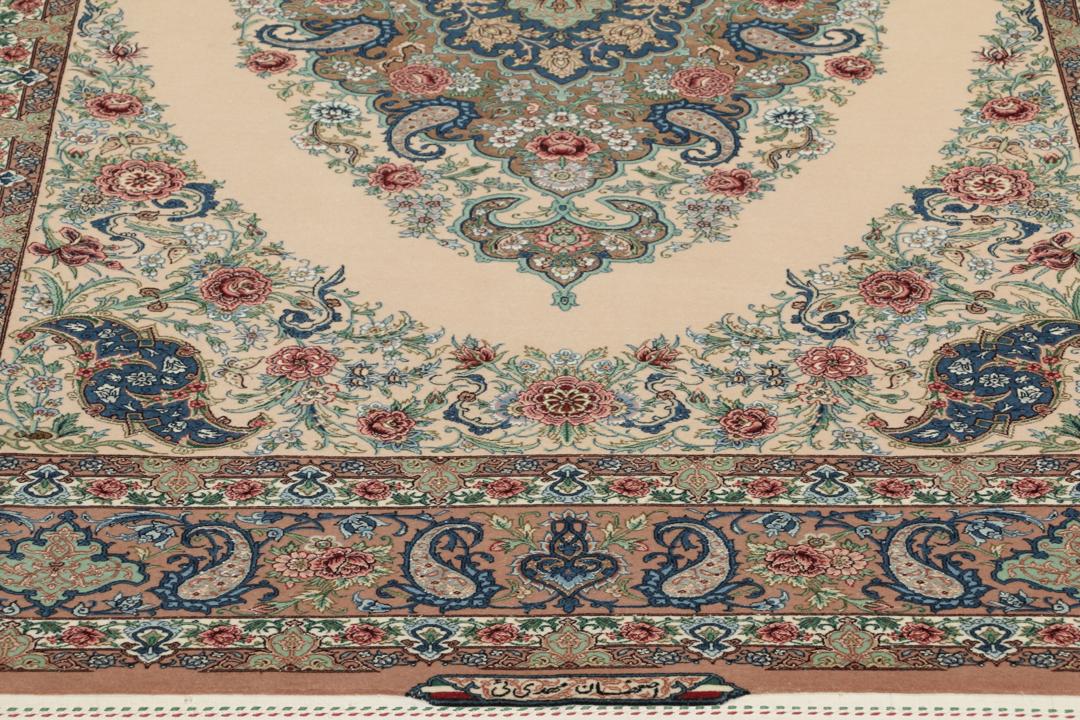 Et håndknyttet Isfahan-tæppe fra Mellemøsten i beige, blå og røde toner.