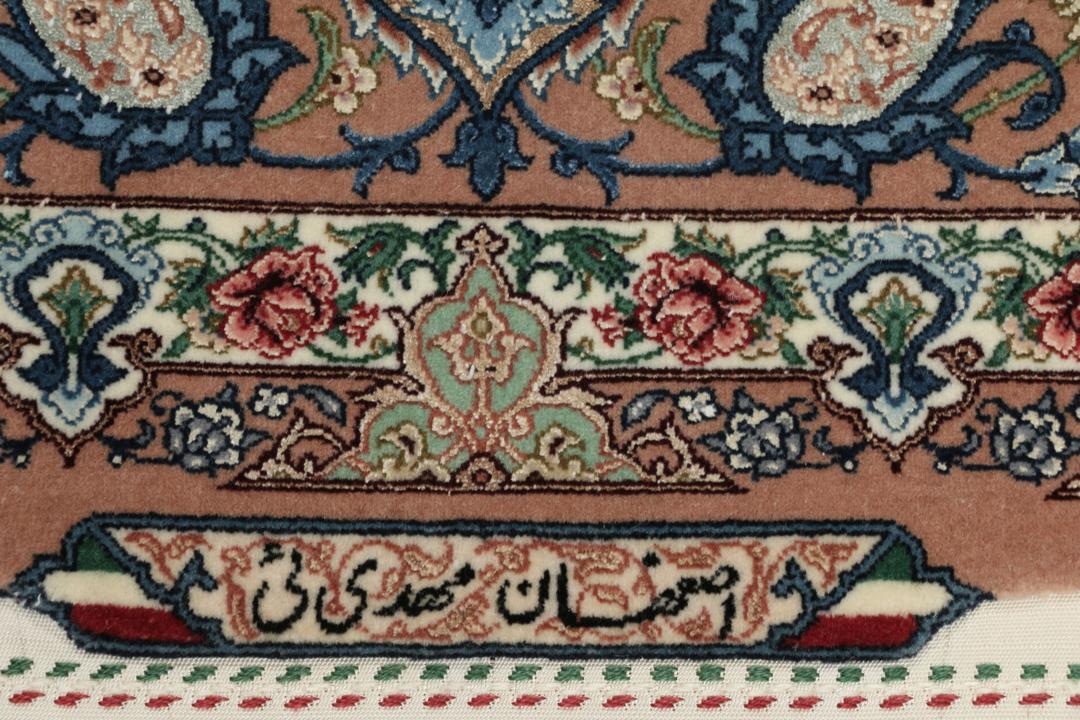 Et håndknyttet Isfahan-tæppe fra Mellemøsten i beige, blå og røde toner.