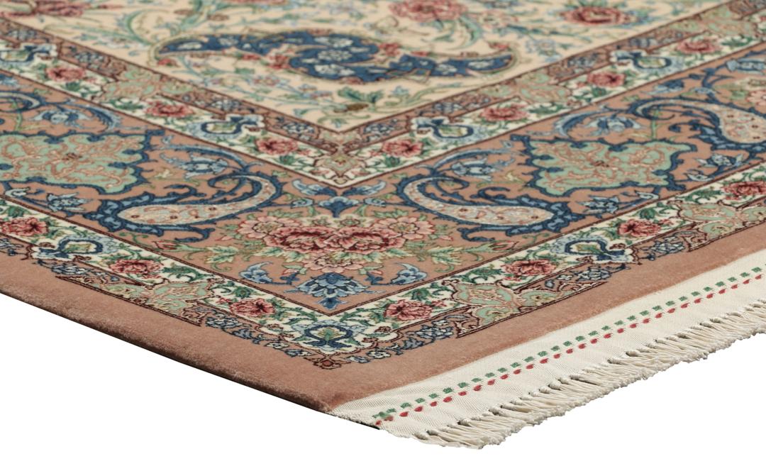 Et håndknyttet Isfahan-tæppe fra Mellemøsten i beige, blå og røde toner.